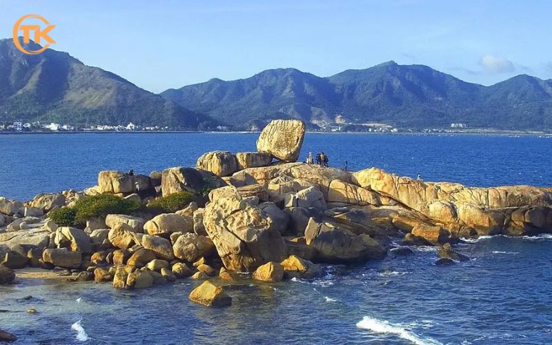 Khung cảnh độc đáo tại Hòn Chồng